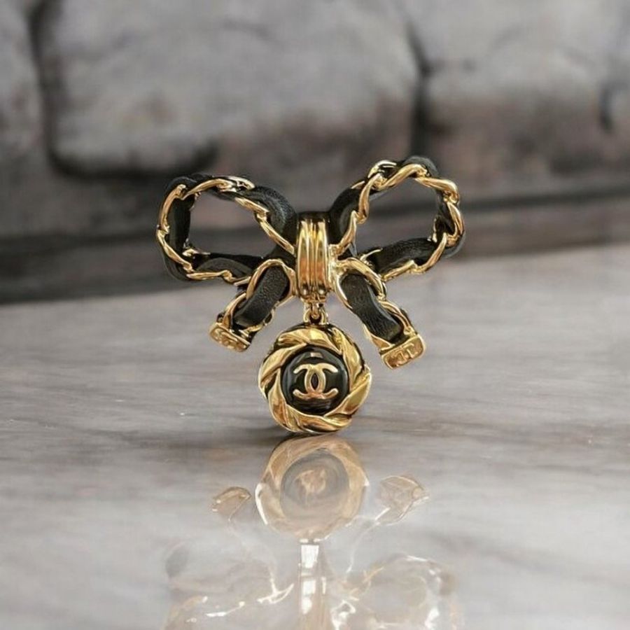 CHANEL蝴蝶結黑金皮穿鏈胸針-0