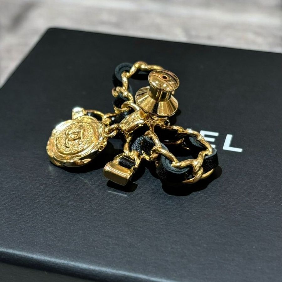 CHANEL蝴蝶結黑金皮穿鏈胸針-2