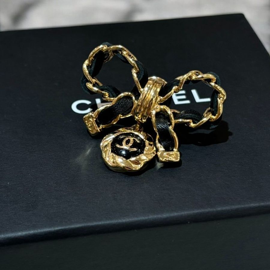 CHANEL蝴蝶結黑金皮穿鏈胸針-3