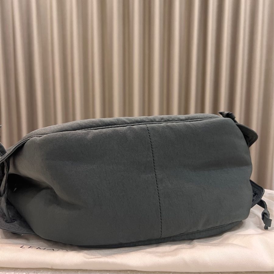 《Lemaire》 Medium soft game bag 中號尼龍牛角包 瀝青灰-5