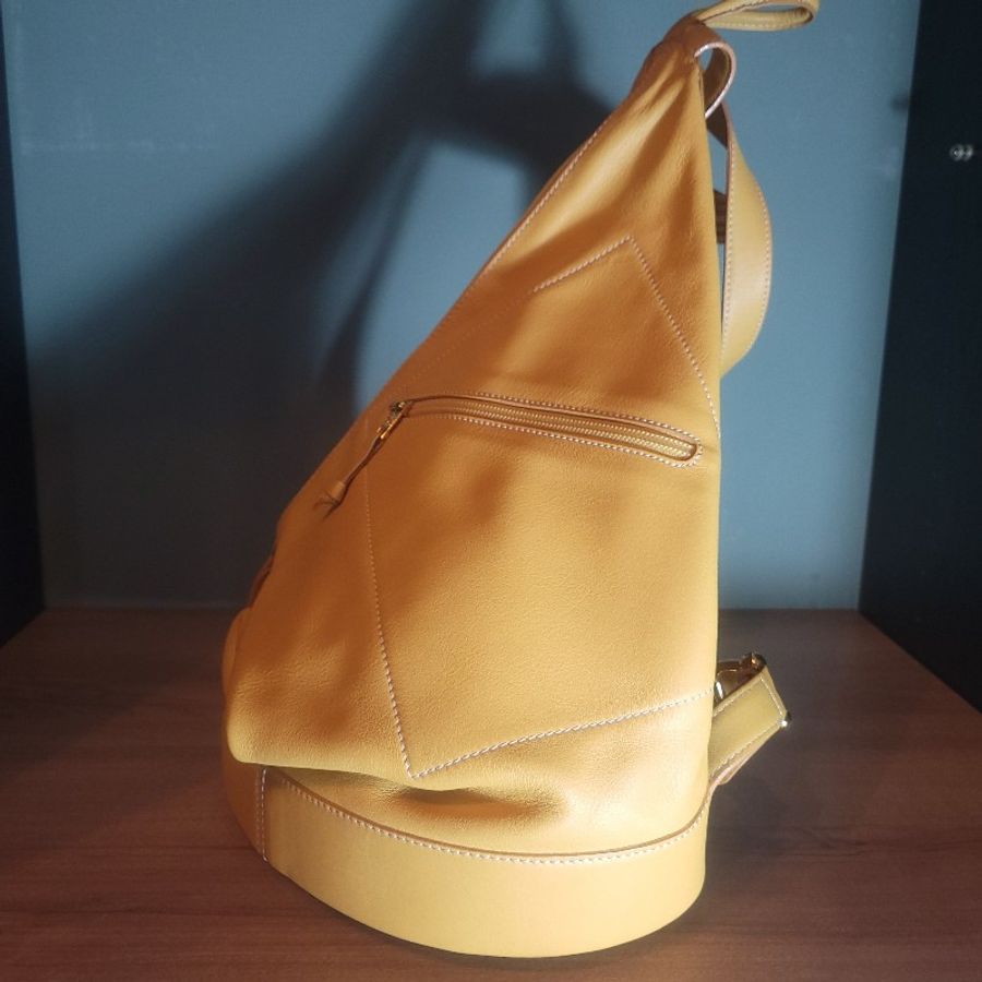 〔降價出清〕Loewe鮮亮黃 小牛皮 後背包 極新-1
