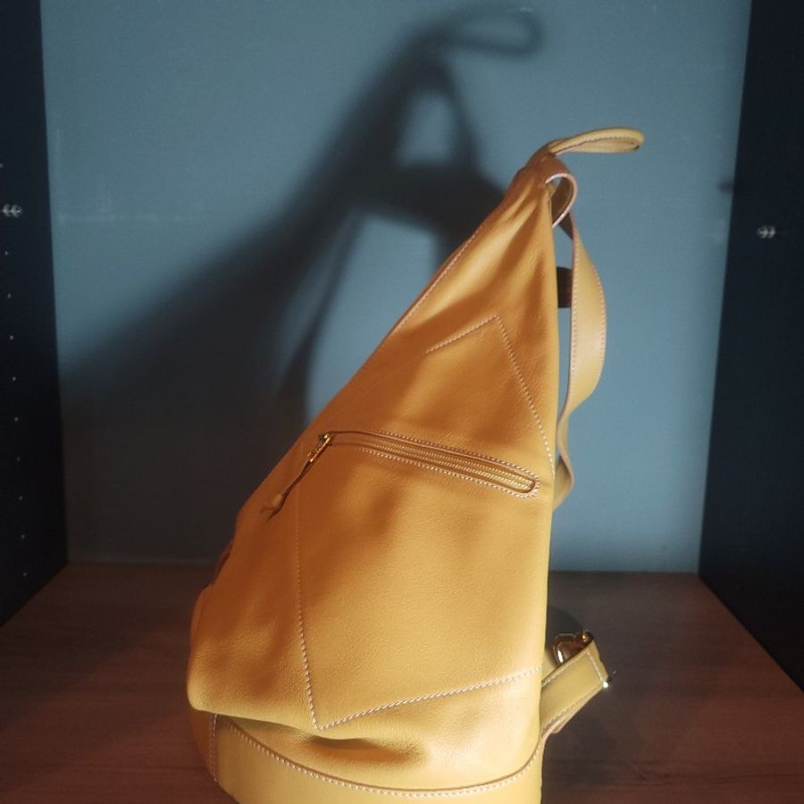 〔降價出清〕Loewe鮮亮黃 小牛皮 後背包 極新-3
