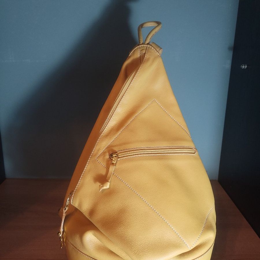 〔降價出清〕Loewe鮮亮黃 小牛皮 後背包 極新-4