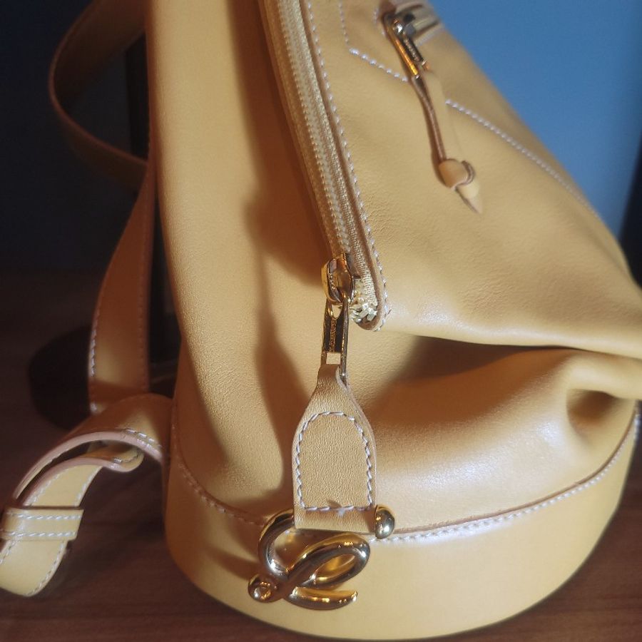 〔降價出清〕Loewe鮮亮黃 小牛皮 後背包 極新-18