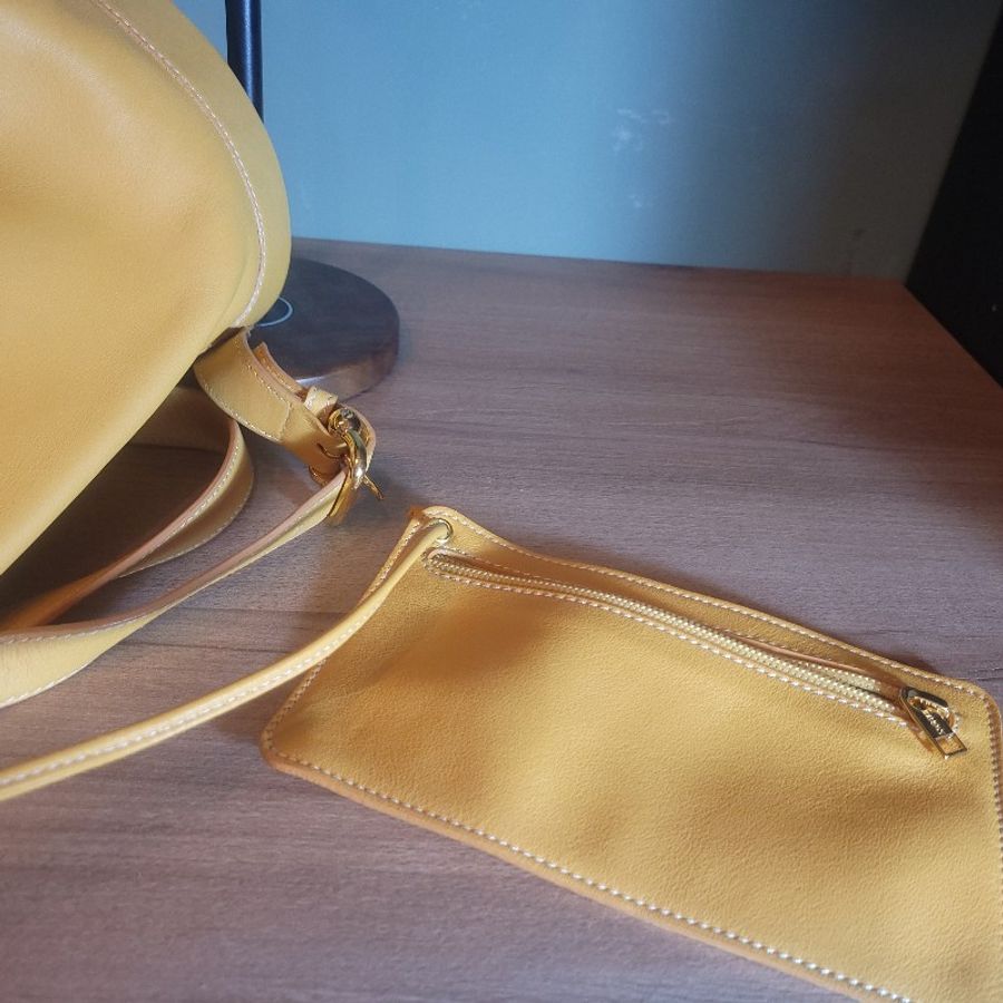 〔降價出清〕Loewe鮮亮黃 小牛皮 後背包 極新-22