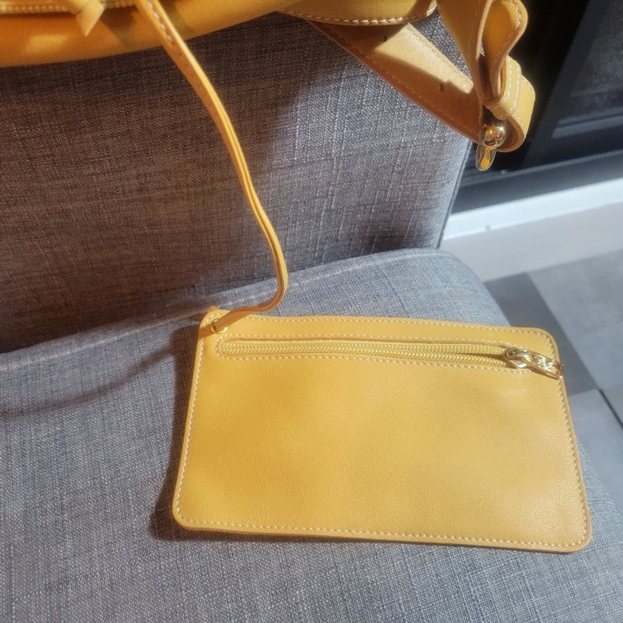 〔降價出清〕Loewe鮮亮黃 小牛皮 後背包 極新-23