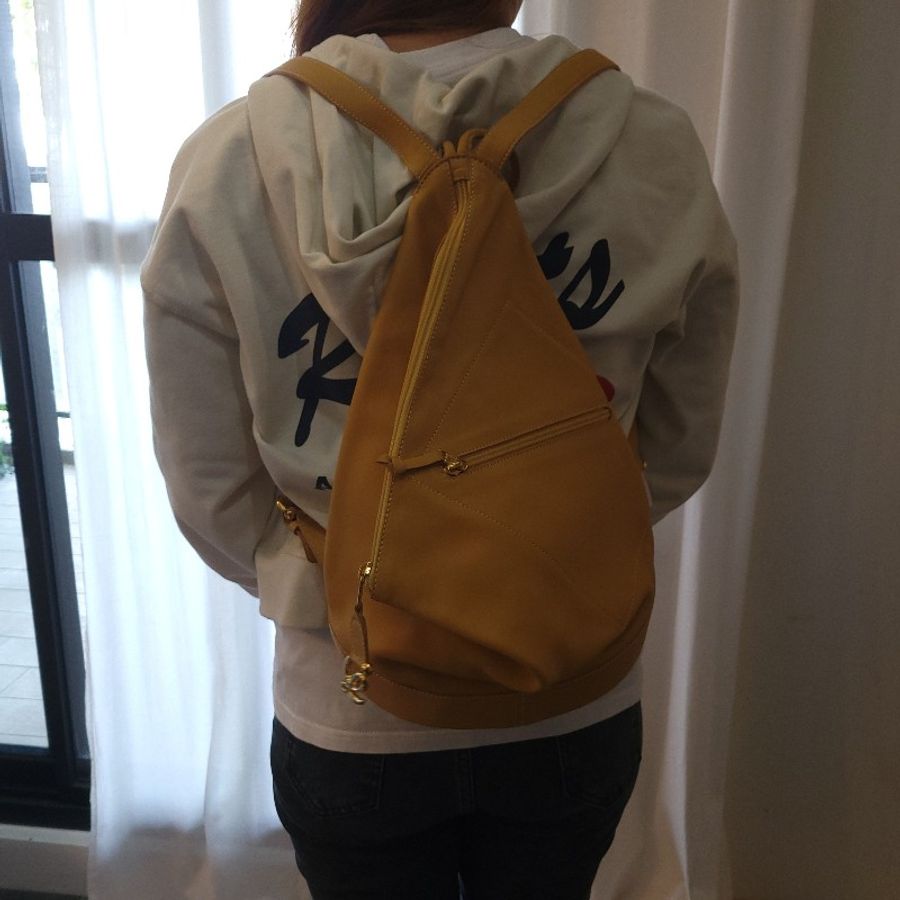 〔降價出清〕Loewe鮮亮黃 小牛皮 後背包 極新-24