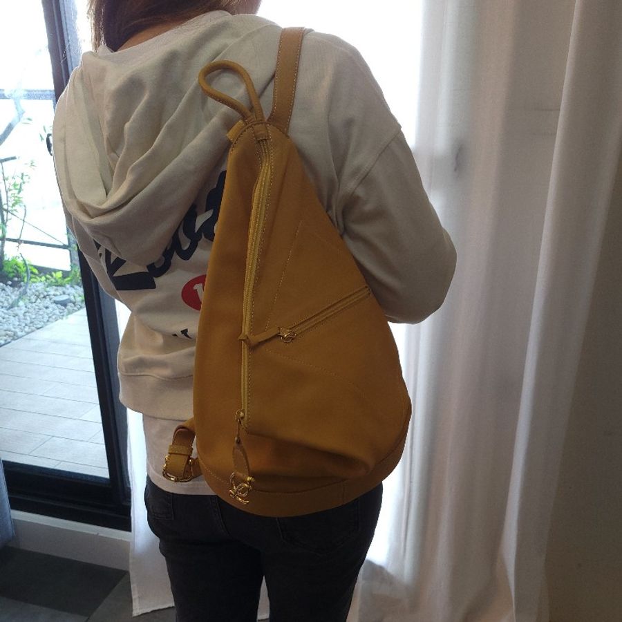 〔降價出清〕Loewe鮮亮黃 小牛皮 後背包 極新-25