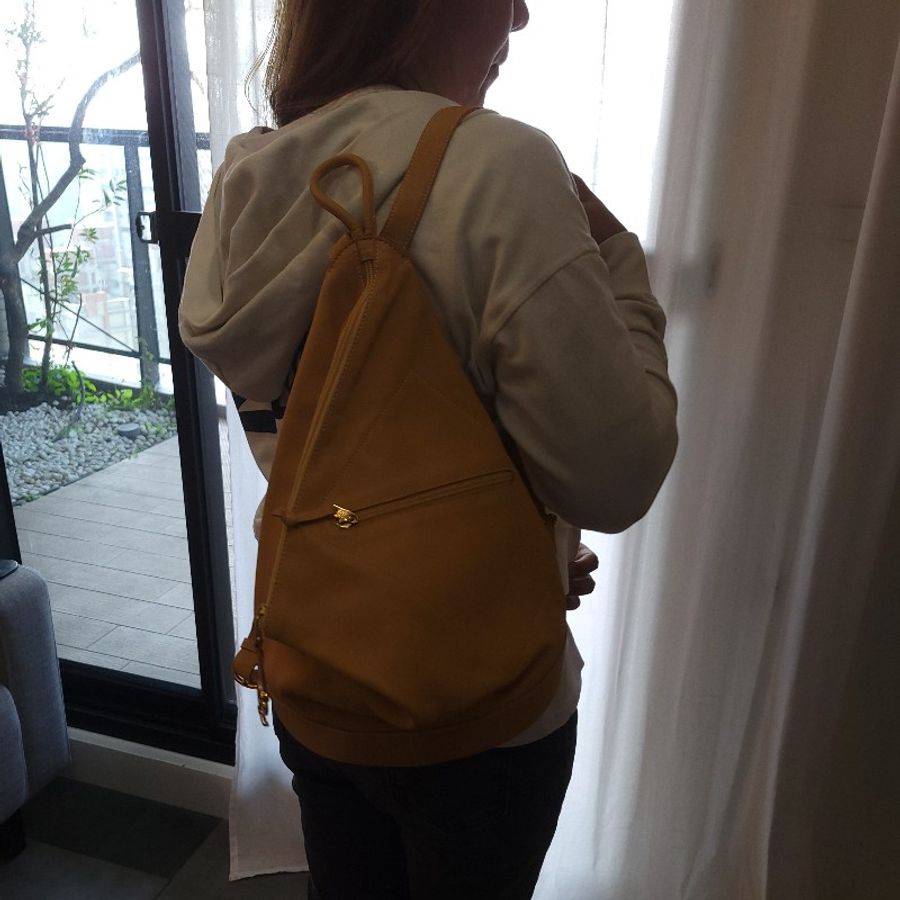〔降價出清〕Loewe鮮亮黃 小牛皮 後背包 極新-26