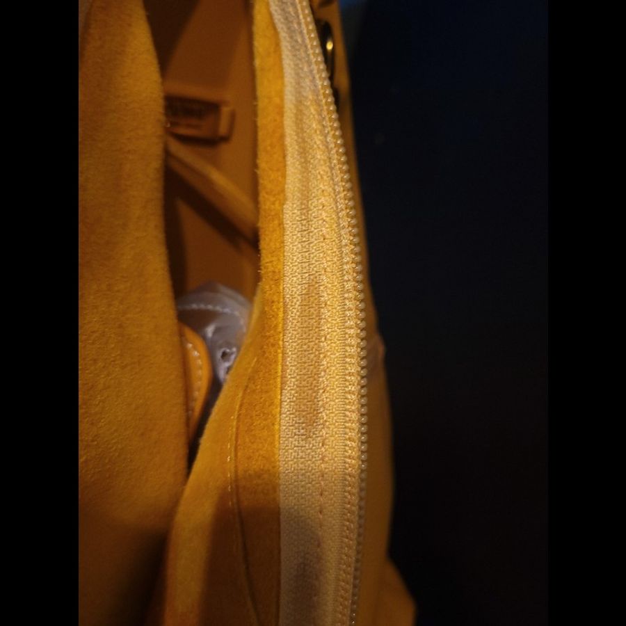 〔降價出清〕Loewe鮮亮黃 小牛皮 後背包 極新-19