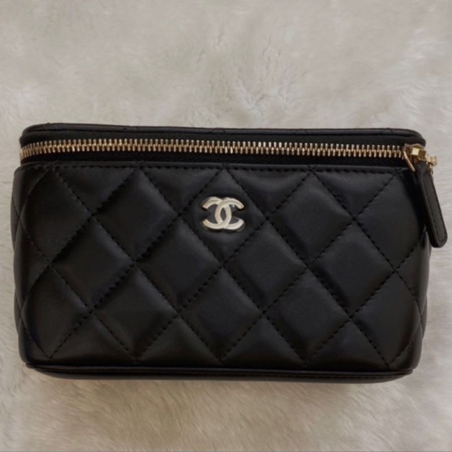 ► 全新 Chanel Vanity Case✨淡金釦✨皮穿鍊小羊皮 長型 化妝箱💌-0