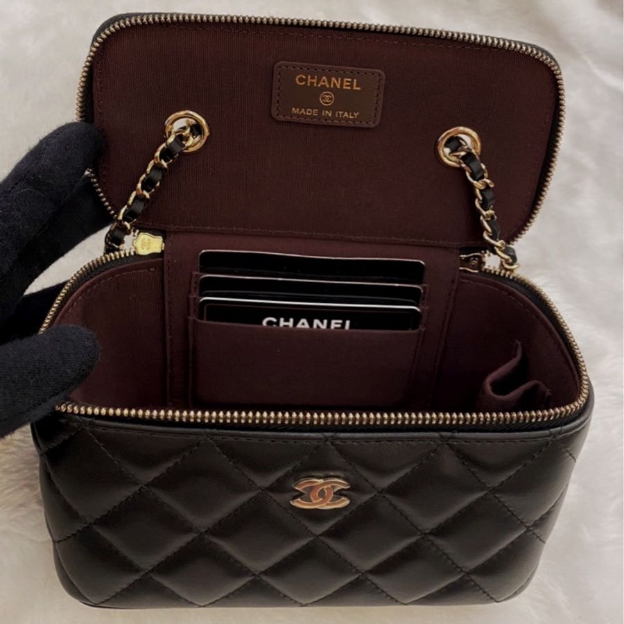 ► 全新 Chanel Vanity Case✨淡金釦✨皮穿鍊小羊皮 長型 化妝箱💌-1
