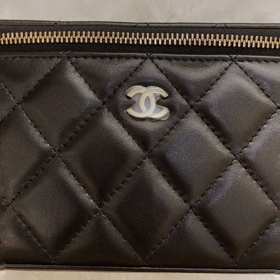 ► 全新 Chanel Vanity Case✨淡金釦✨皮穿鍊小羊皮 長型 化妝箱💌-4