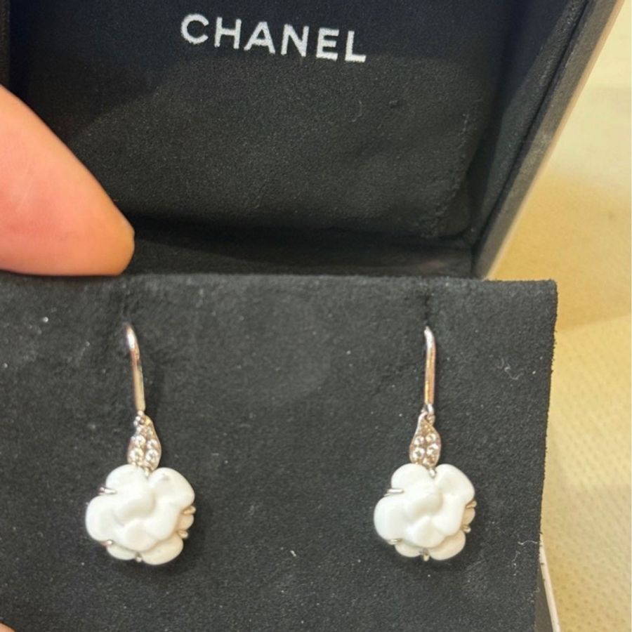 CHANEL  經典 山茶花 白K金 陶瓷 鑽石 💎針式 耳環 9新以上 原價10多萬 割愛35800✈️ 💎  #附盒子-2