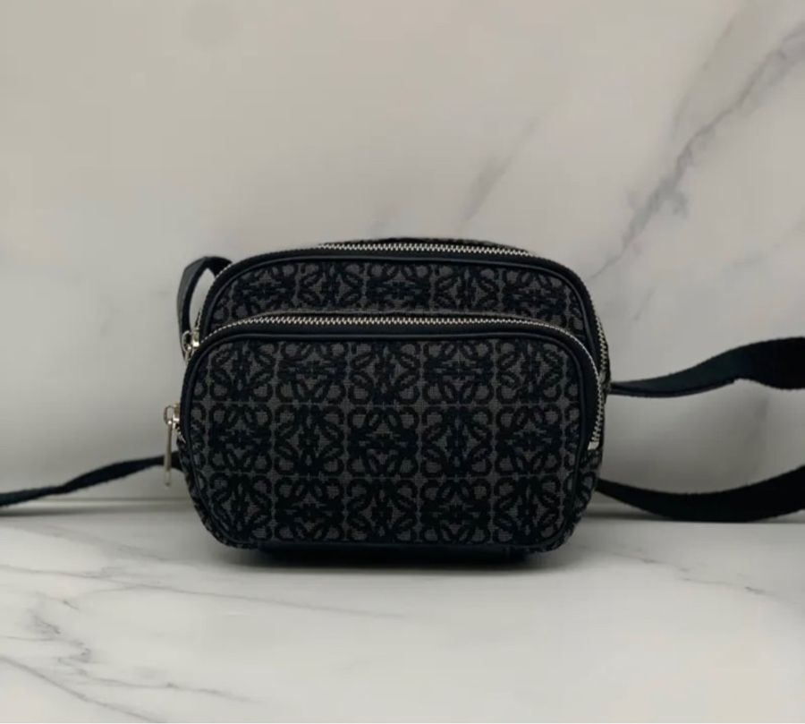 Loewe 黑色老花相機包 斜背包-0
