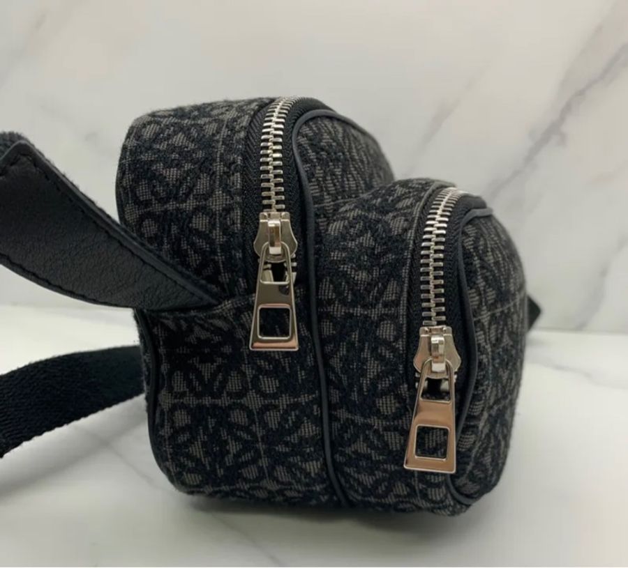 Loewe 黑色老花相機包 斜背包-1
