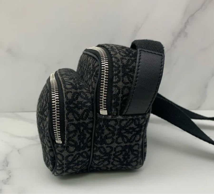 Loewe 黑色老花相機包 斜背包-3