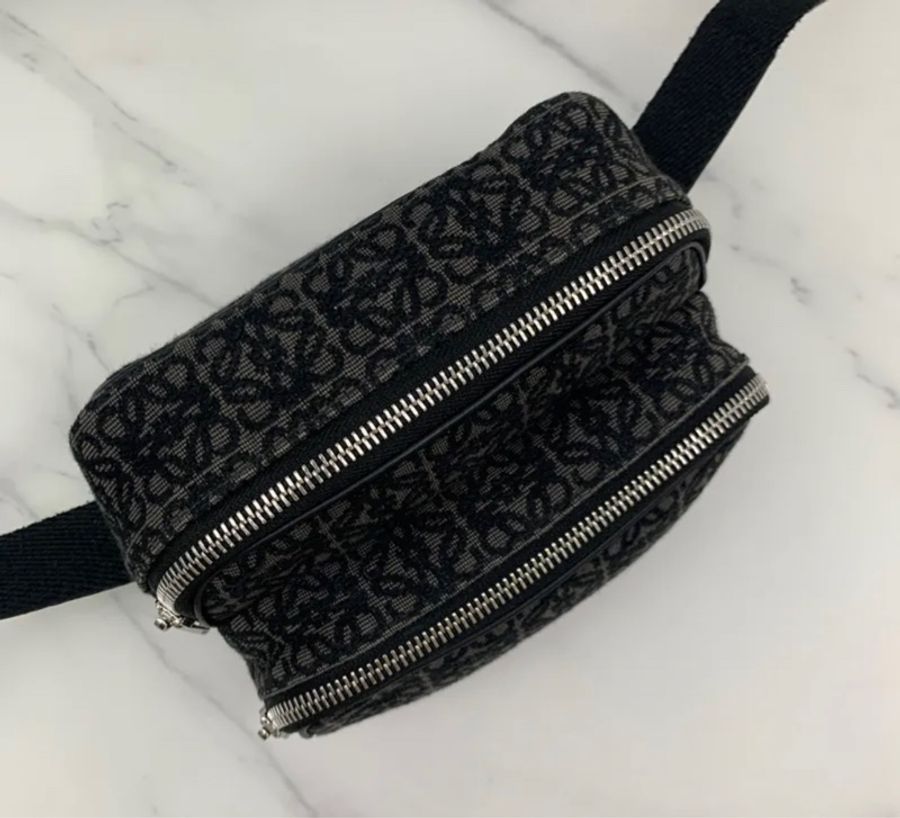 Loewe 黑色老花相機包 斜背包-5