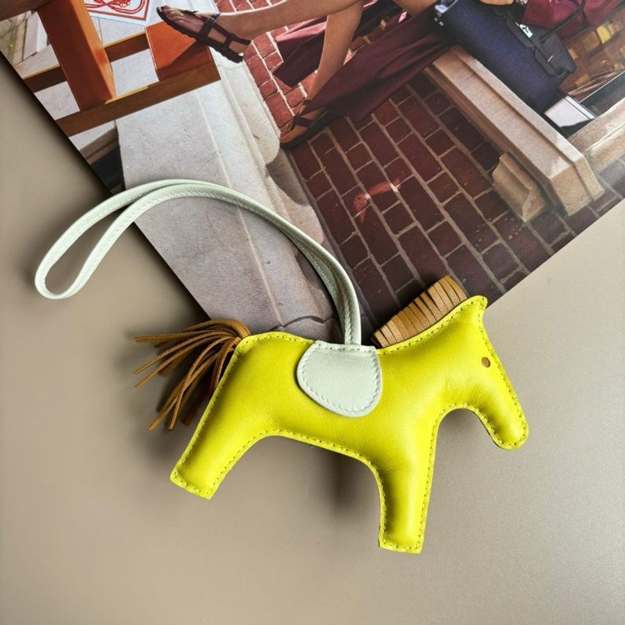 ::HERMES:: Y刻 Rodeo 檸檬黃拚色羊皮小馬吊飾 (MM)-2