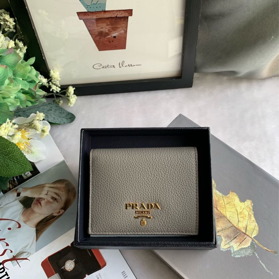 PRADA 浮雕Logo 荔枝皮革內拼色二折零錢袋短夾(陶灰/藕粉色)-0
