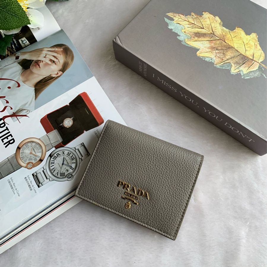 PRADA 浮雕Logo 荔枝皮革內拼色二折零錢袋短夾(陶灰/藕粉色)-1