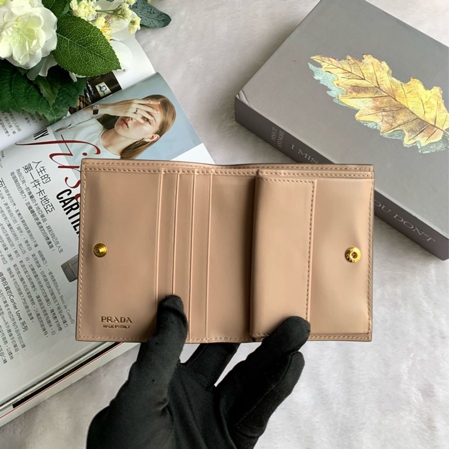 PRADA 浮雕Logo 荔枝皮革內拼色二折零錢袋短夾(陶灰/藕粉色)-5