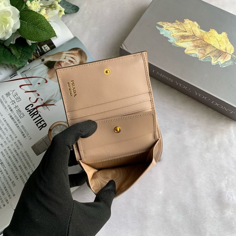 PRADA 浮雕Logo 荔枝皮革內拼色二折零錢袋短夾(陶灰/藕粉色)-7