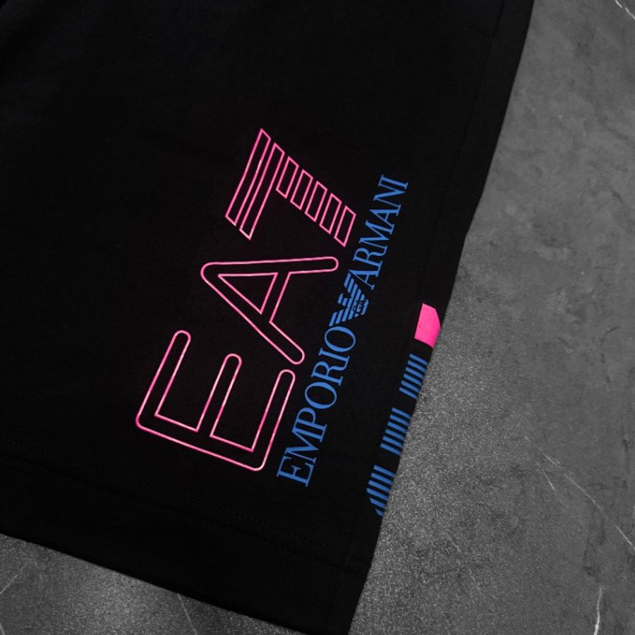 🚨 雙11最後倒數・今晚錯過等明年!【EMPORIO ARMANI EA7-阿曼尼】側邊粉紫印花logo短褲-3