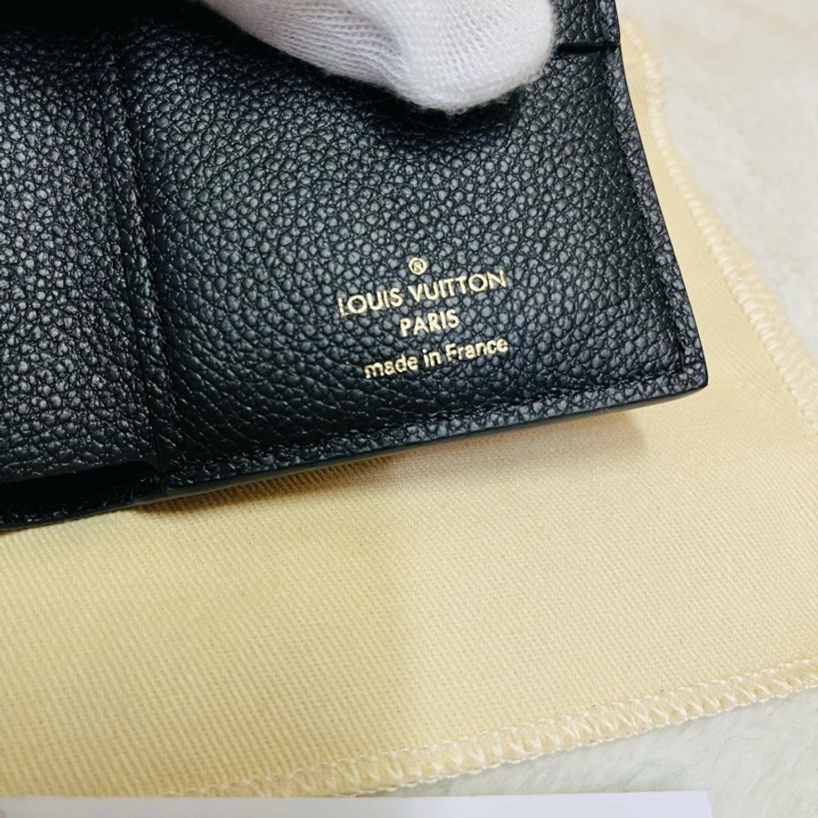 LV M83365經典Lisa系列Monogram Empreinte對折暗釦短夾(黑色)-11