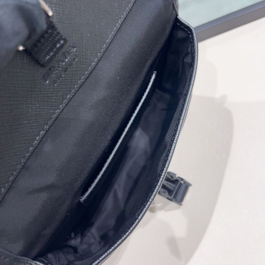 🛫早秋當季新品🛬Prada 2ZH108 Re-Nylon和Saffiano皮革智慧手機保護包-12