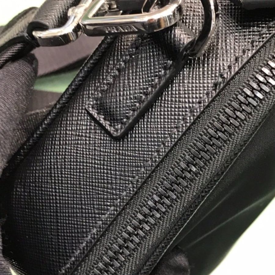 ⏰限時特賣價🌺Prada 2VH070 Saffiano 再生尼龍及 Saffiano Brique 相機包 附吊飾萬用包 黑色-9