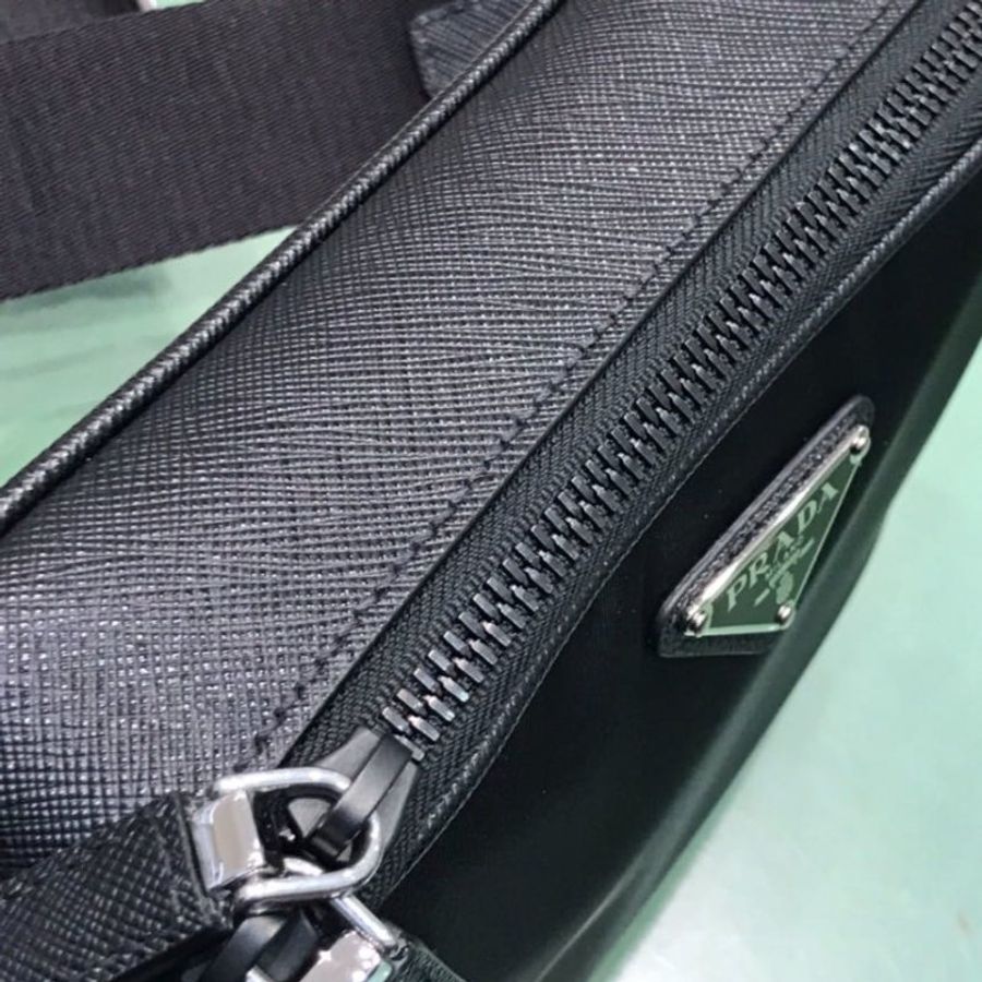 ⏰限時特賣價🌺Prada 2VH070 Saffiano 再生尼龍及 Saffiano Brique 相機包 附吊飾萬用包 黑色-10
