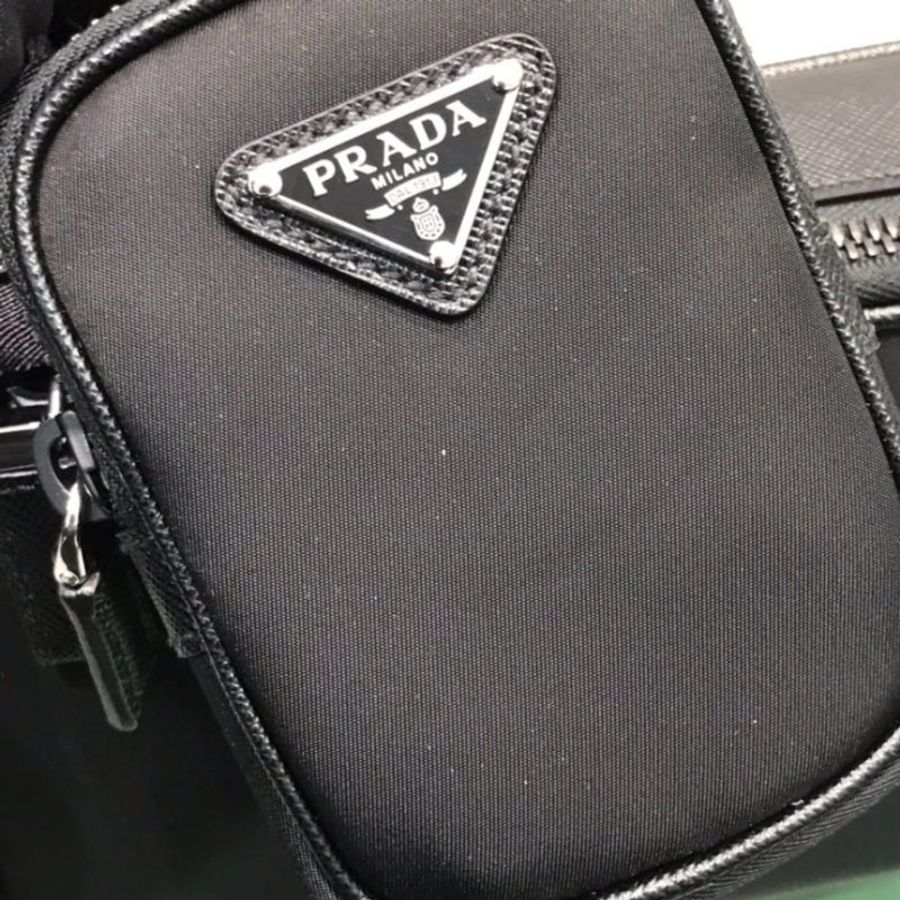 ⏰限時特賣價🌺Prada 2VH070 Saffiano 再生尼龍及 Saffiano Brique 相機包 附吊飾萬用包 黑色-12