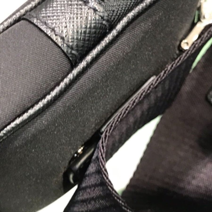 ⏰限時特賣價🌺Prada 2VH070 Saffiano 再生尼龍及 Saffiano Brique 相機包 附吊飾萬用包 黑色-13