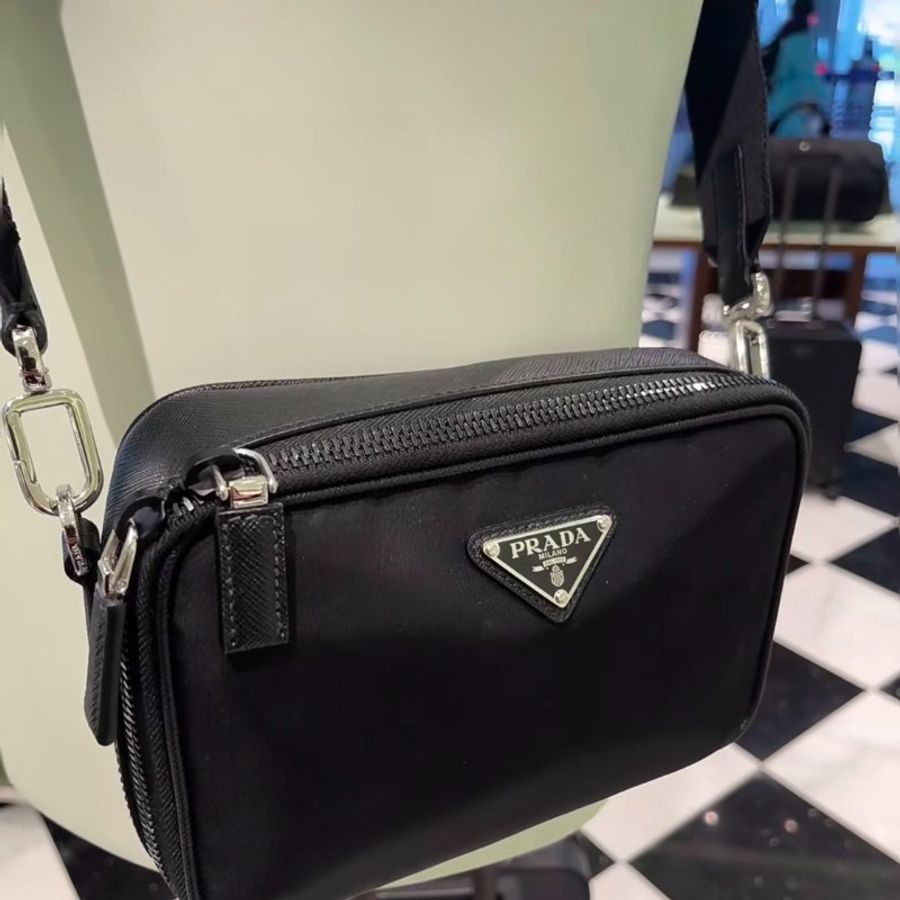 ⏰限時特賣價🌺Prada 2VH070 Saffiano 再生尼龍及 Saffiano Brique 相機包 附吊飾萬用包 黑色-14