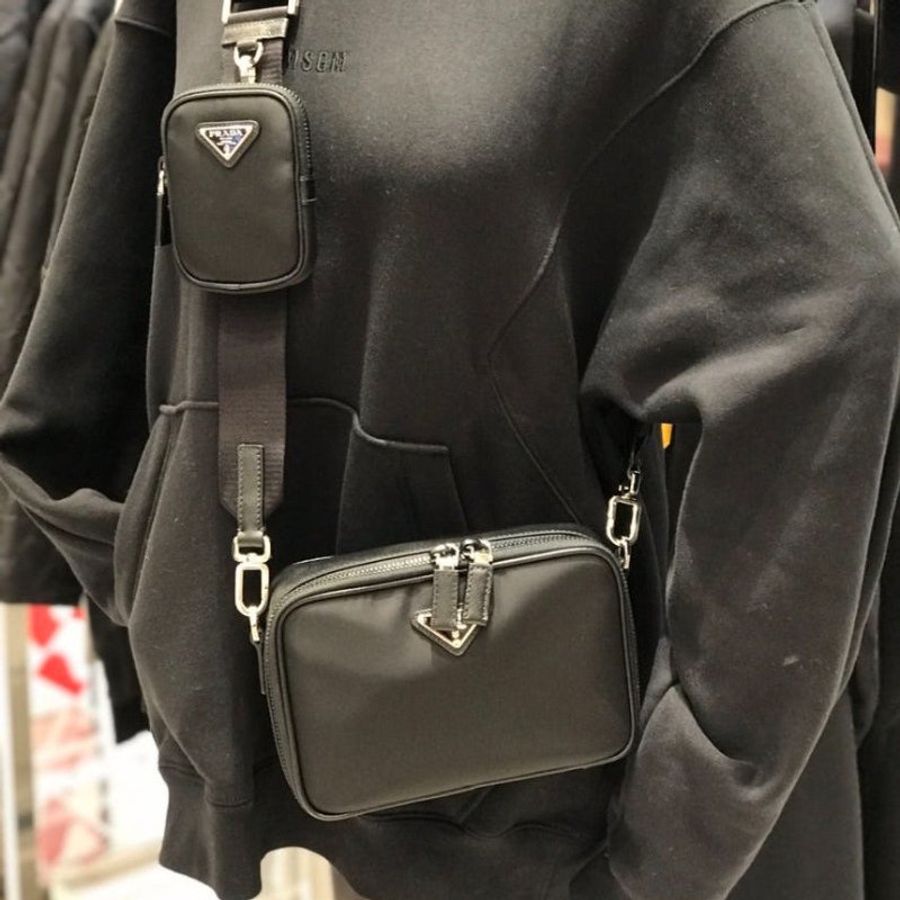 ⏰限時特賣價🌺Prada 2VH070 Saffiano 再生尼龍及 Saffiano Brique 相機包 附吊飾萬用包 黑色-15