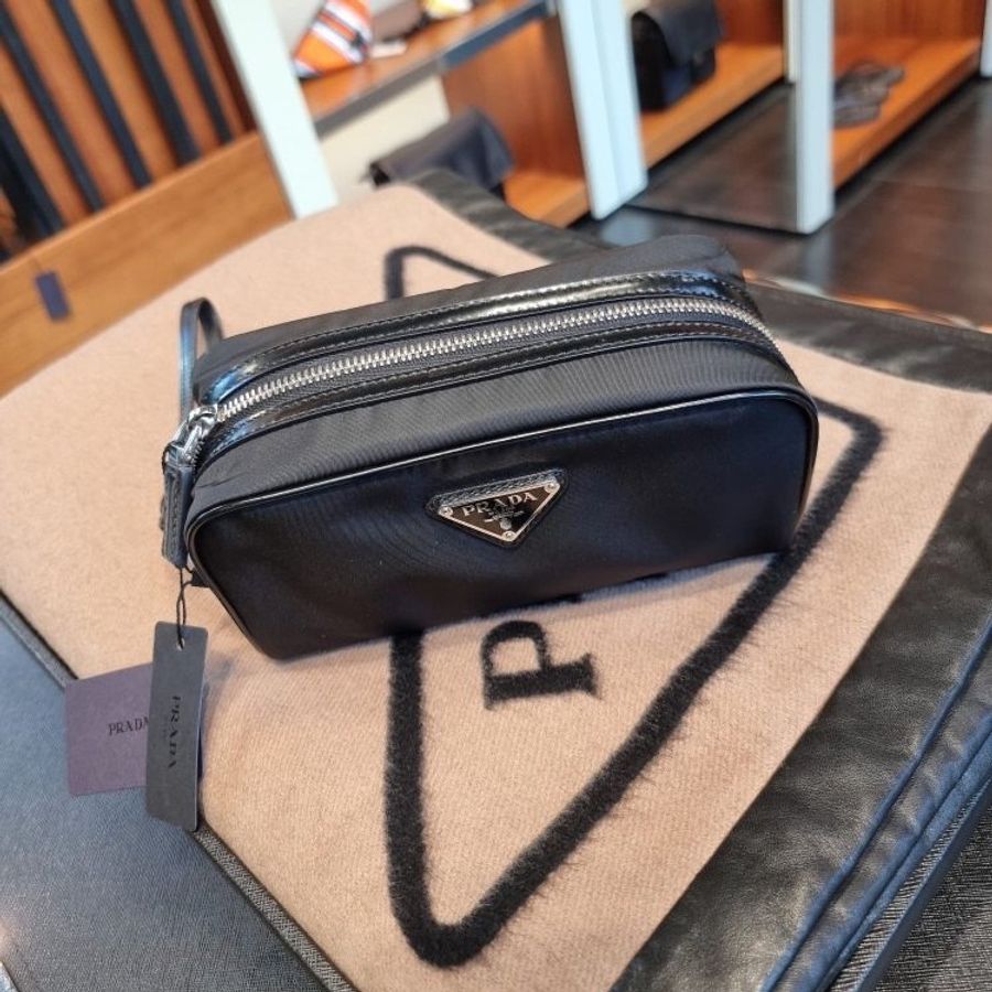 🌸2025春夏新品🌸Prada 2NE063 再生尼龍配磨砂皮革手拿包 附腕帶-8