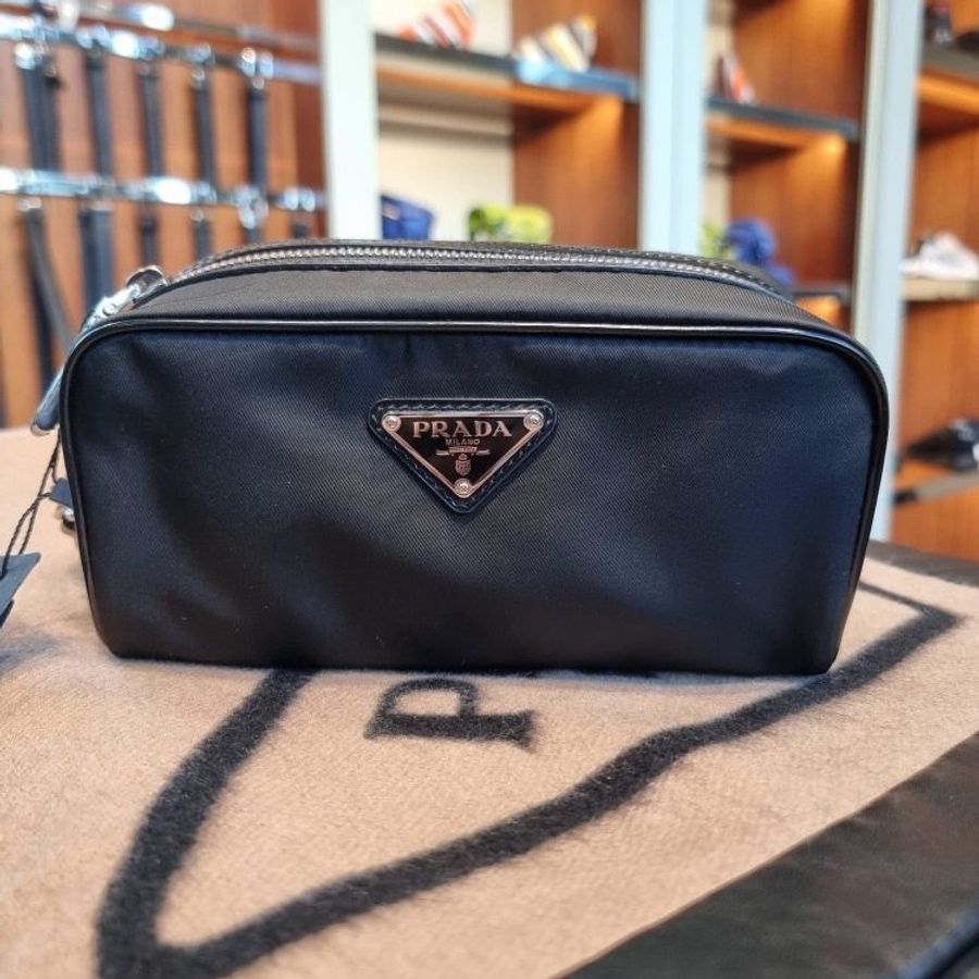 🌸2025春夏新品🌸Prada 2NE063 再生尼龍配磨砂皮革手拿包 附腕帶-9