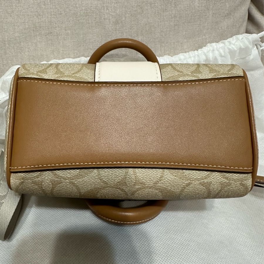 Coach 迷你小波士頓包奶茶拼色（附帆布寬背帶）-7
