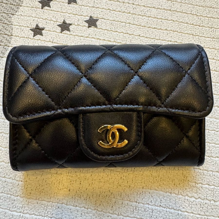 chanel 黑金 經典口蓋卡片夾-1