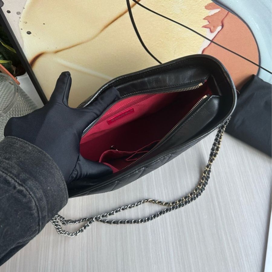 CHANEL 黑金中號流浪包-7