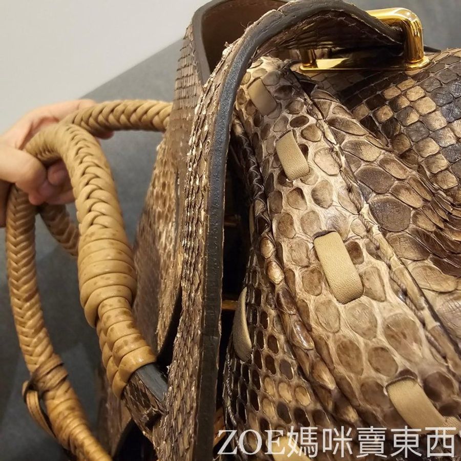 GUCCI 經典復古棕色蛇皮編織手提包-33