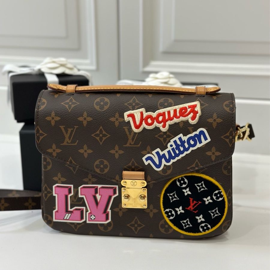 LV Pochette Metis Monogram帆布 七夕限量 刺繡 徽章 郵差包 手提包 肩背包 斜背包 側背包-1