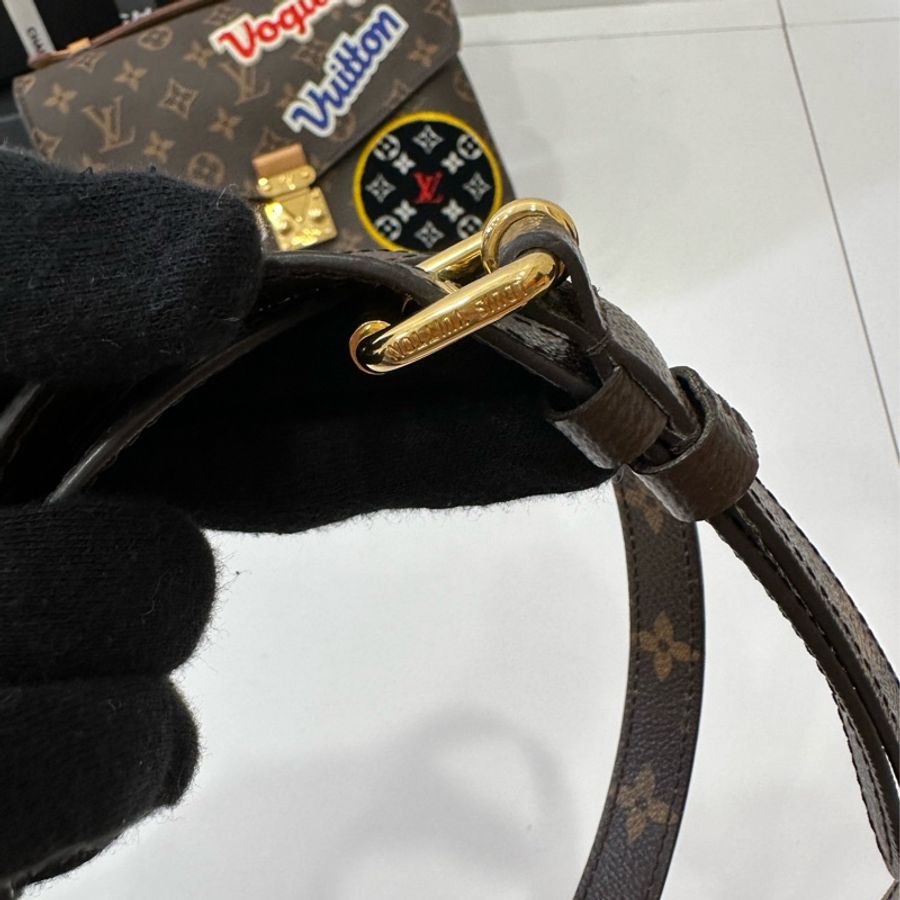 LV Pochette Metis Monogram帆布 七夕限量 刺繡 徽章 郵差包 手提包 肩背包 斜背包 側背包-15
