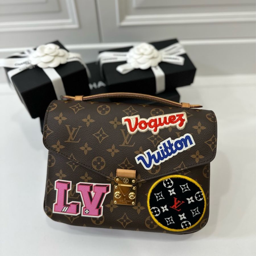 LV Pochette Metis Monogram帆布 七夕限量 刺繡 徽章 郵差包 手提包 肩背包 斜背包 側背包-40