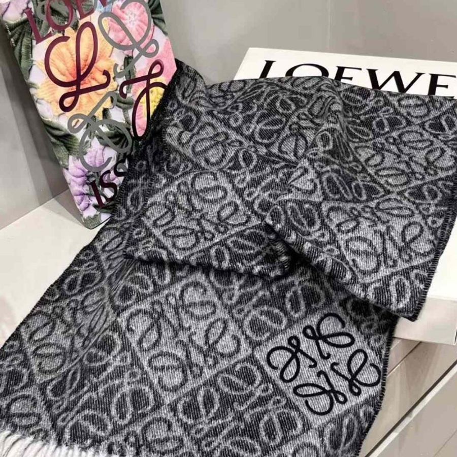【現貨】LOEWE 秋冬新款浮雕格紋圍巾 炭灰色-5
