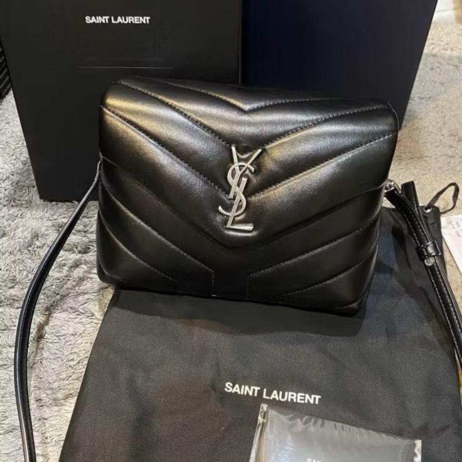 YSL~Saint Laurent 黑色V型紋 Toy LouLou斜背包/黑銀配色-1
