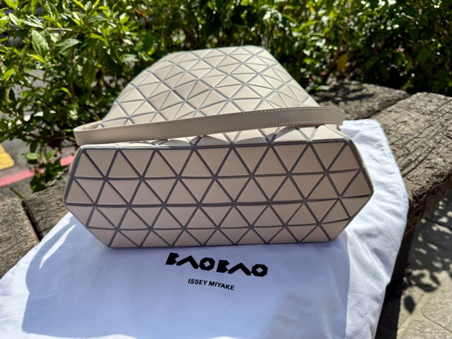 極新Issey Miyake三宅一生Bao Bao灰白色皮質水晶包水桶包-4