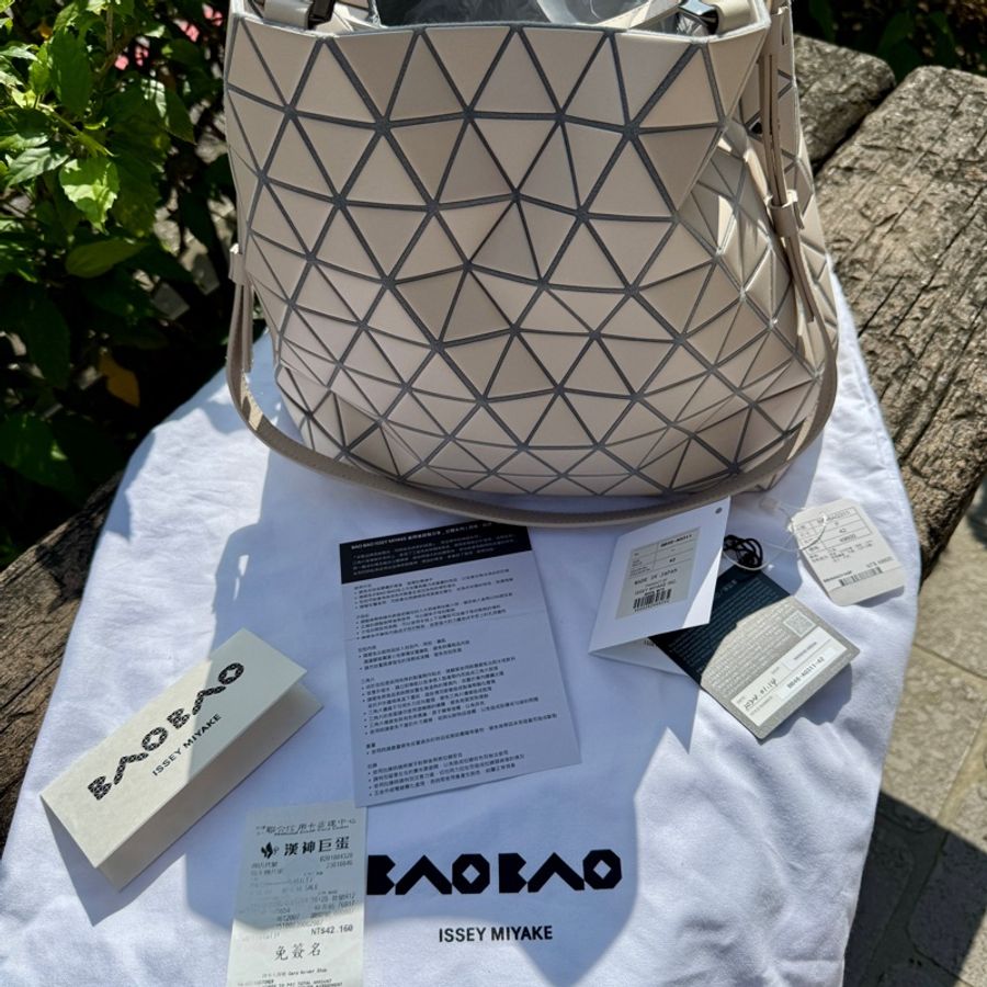 極新Issey Miyake三宅一生Bao Bao灰白色皮質水晶包水桶包-5