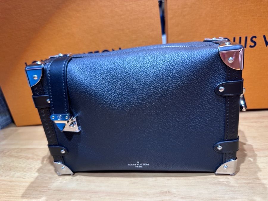 LOUIS VUITTON LV 路易威登 M25160 全皮軟盒子系列 Side Trunk 中號手袋-1